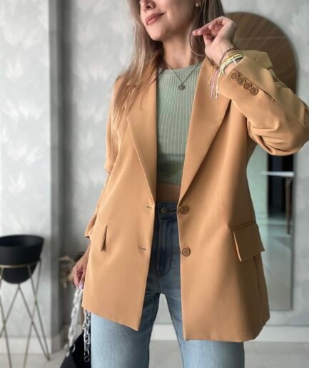 Ref. 010: Blazer semioversize en color camel