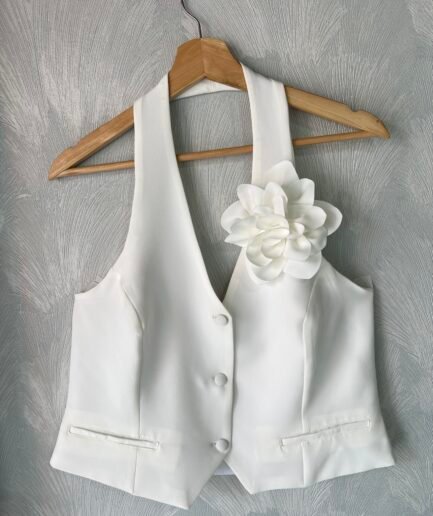 Ref. 036: Chaleco con prendedor artesanal - marfil