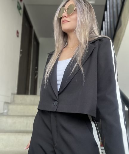 Ref. 058: Blazer corto con líneas al costado - negro
