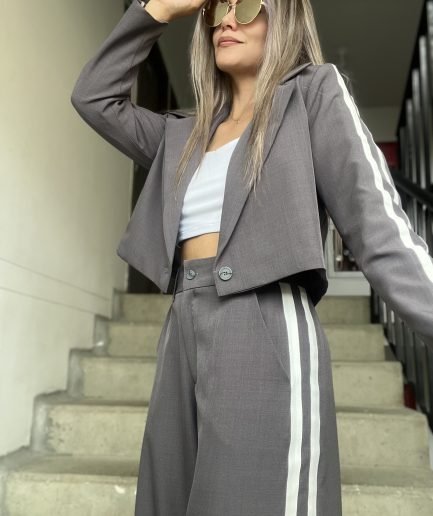 Ref. 058: Blazer corto con líneas al costado - gris